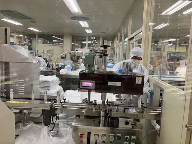 化粧品工場で製造に携わるスタッフ